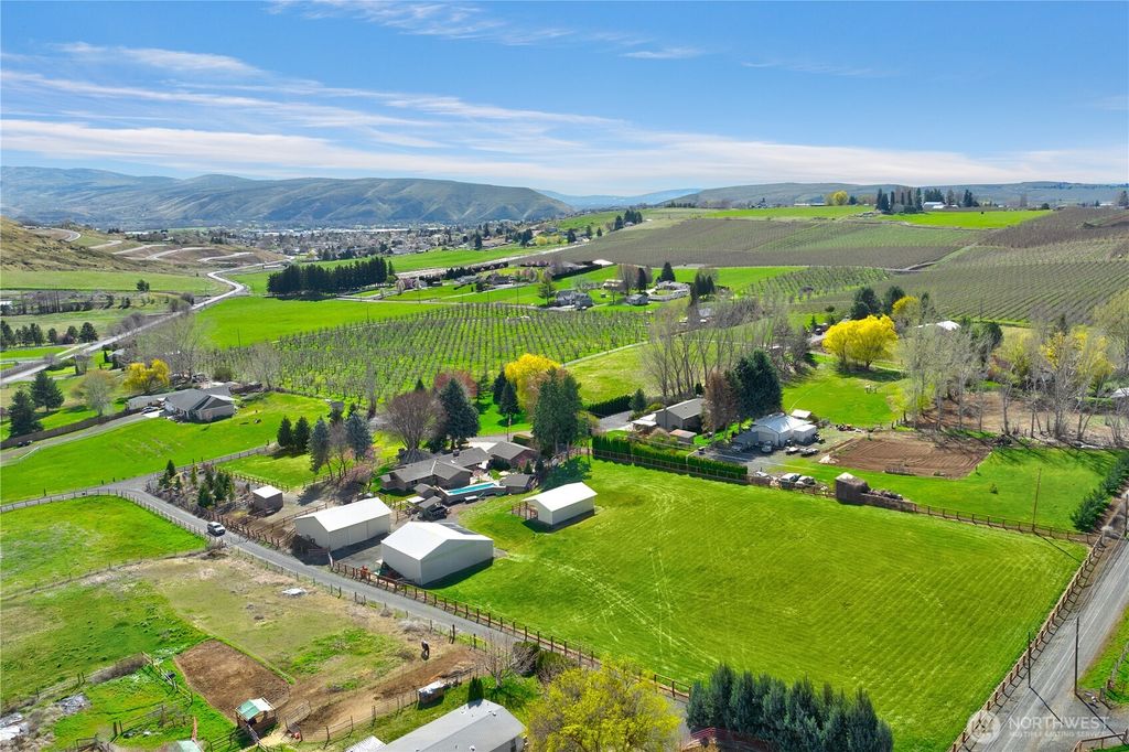 Photo of 160 Horseshoe Lane, Selah, WA 98942 (MLS # 2507467)