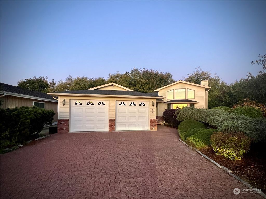 Photo of 150 S 294th Place, Federal Way, WA 98003 (MLS # 2173971)