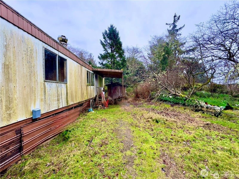 748 Lanyard Court NE