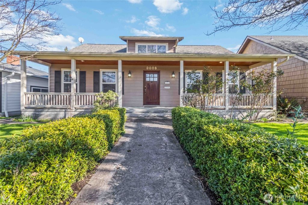 Photo of 3008 Garfield Street, Longview, WA 98632 (MLS # 2499234)