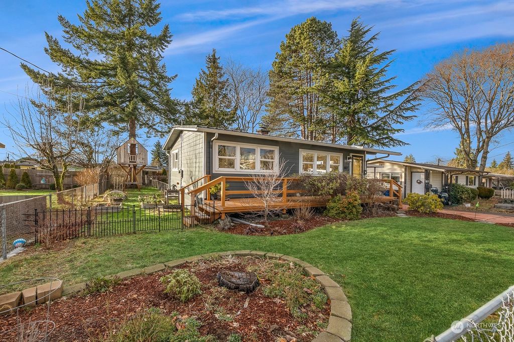 Photo of 807 Edmonds Avenue NE, Renton, WA 98056 (MLS # 2193039)