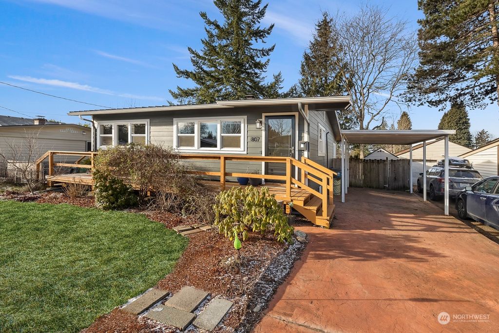 Photo of 807 Edmonds Avenue NE, Renton, WA 98056 (MLS # 2193039)