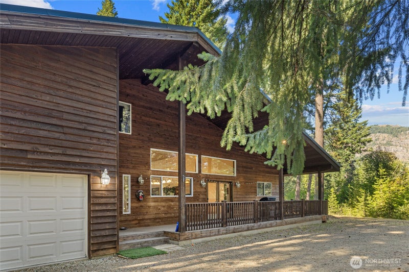 741 Hawthorn Lane