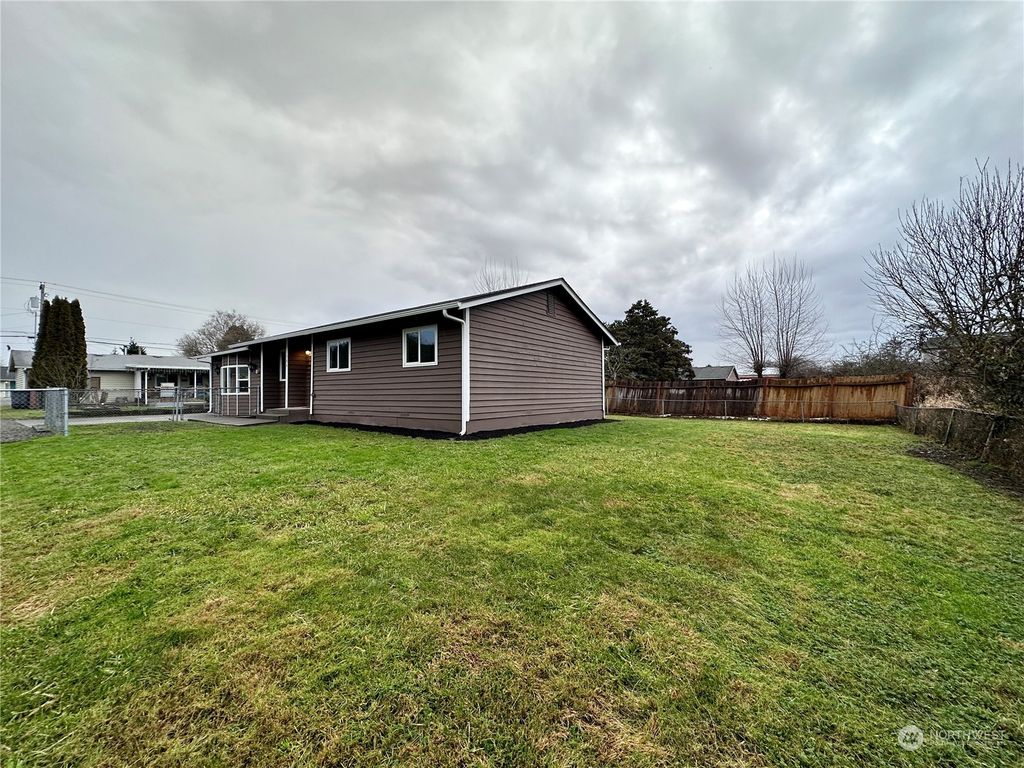 Photo of 106 1st Avenue N, Algona, WA 98001 (MLS # 2188399)