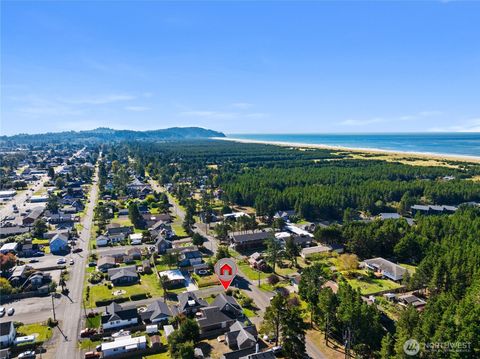 Photo of 1512 S Ocean Beach BLVD Blvd, Long Beach, WA 98631 (MLS # 2442594)