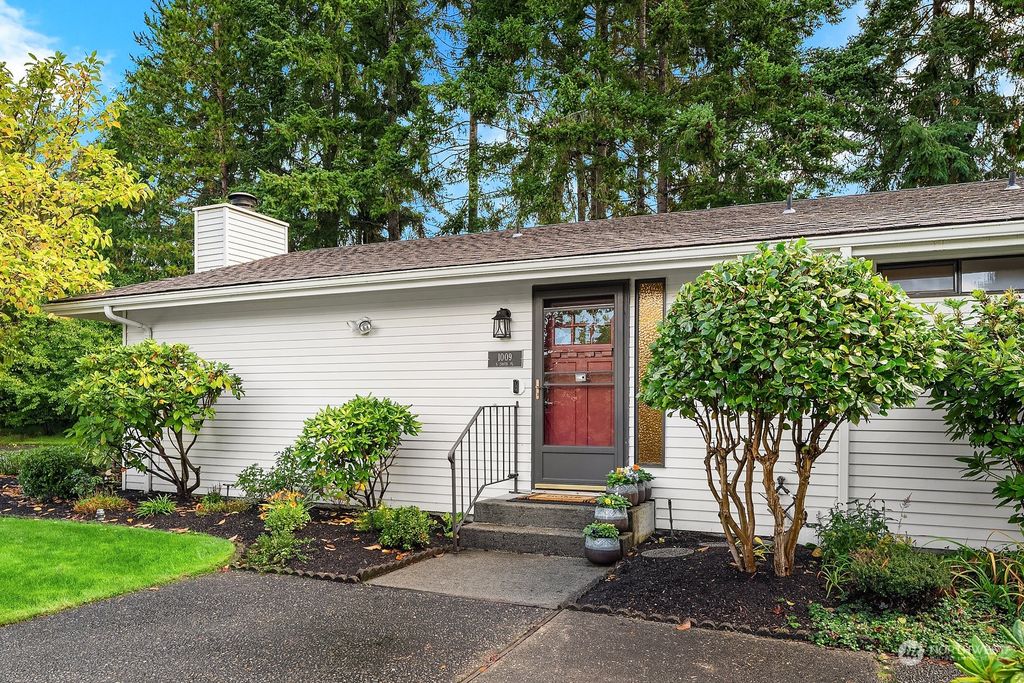 Photo of 1009 S 246th Place, Des Moines, WA 98198 (MLS # 2175092)