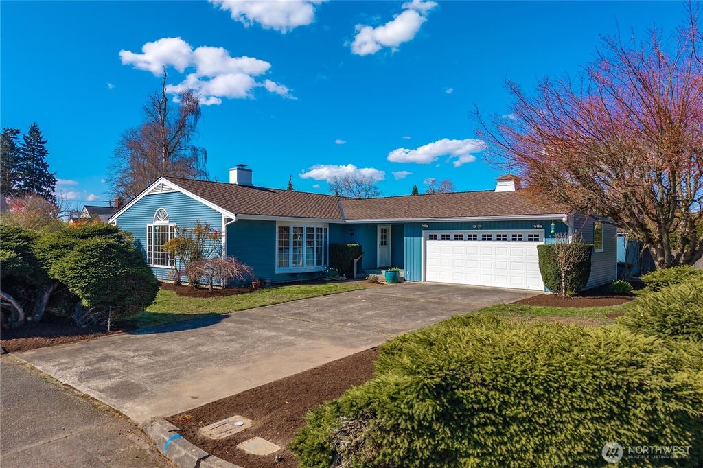 Photo of 1825 Rainier Court, Sumner, WA 98390 (MLS # 2499176)