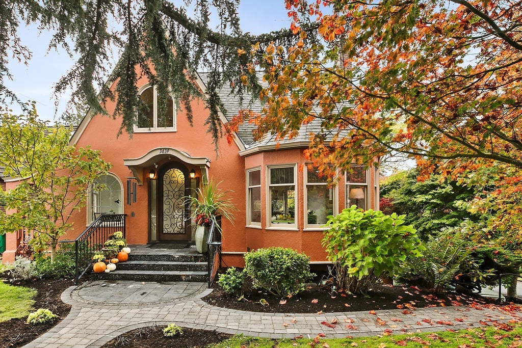 Photo of 3639 Magnolia Boulevard W, Seattle, WA 98199 (MLS # 2599178)