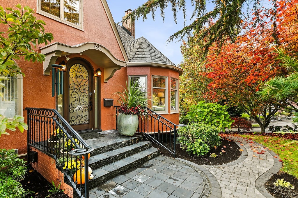 Photo of 3639 Magnolia Boulevard W, Seattle, WA 98199 (MLS # 2599178)