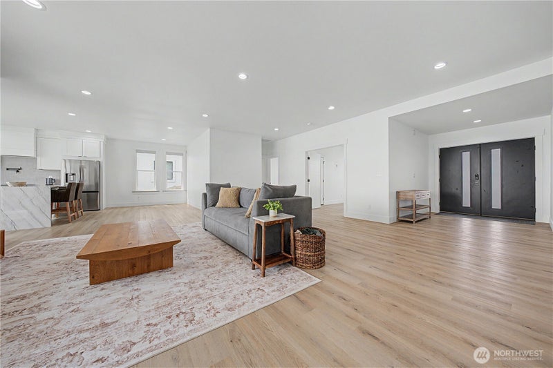 1405 W Lakeside Drive