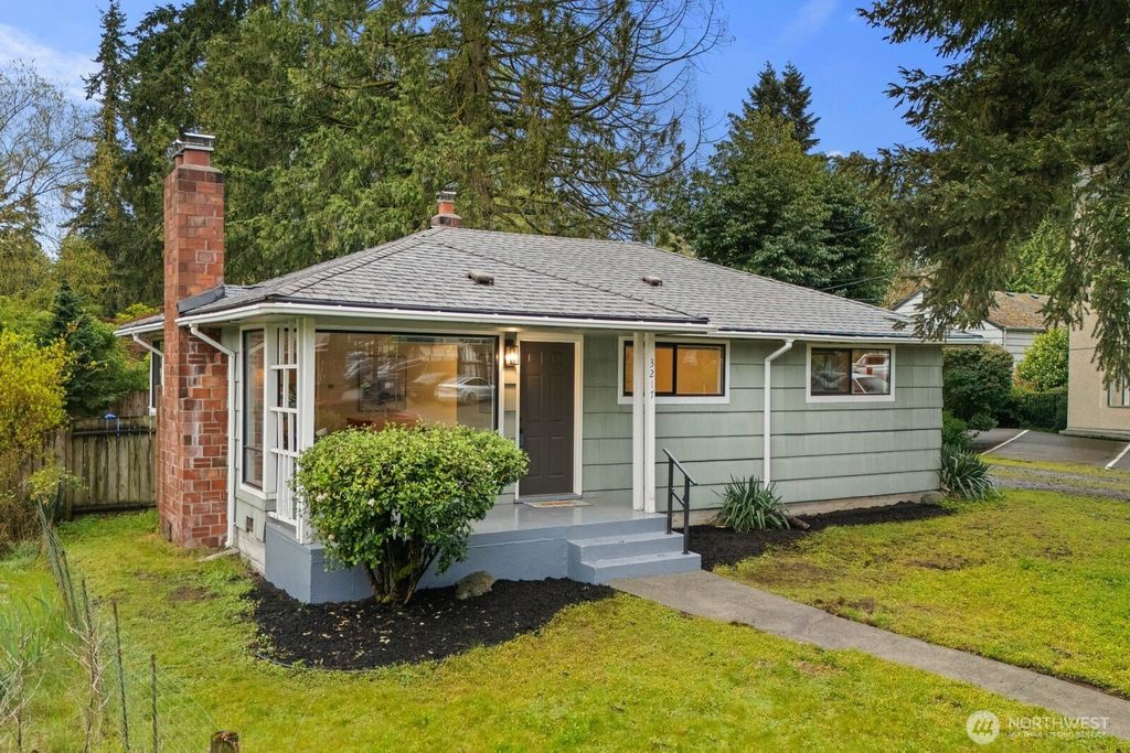 Photo of 3217 NE 120th Street, Seattle, WA 98125 (MLS # 2465083)