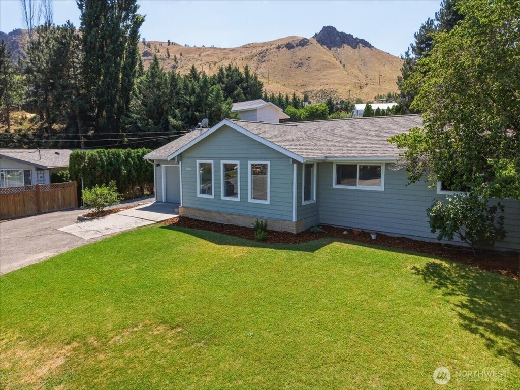 Photo of 1004 Vista Pl. PL, Wenatchee, WA 98801 (MLS # 2553689)