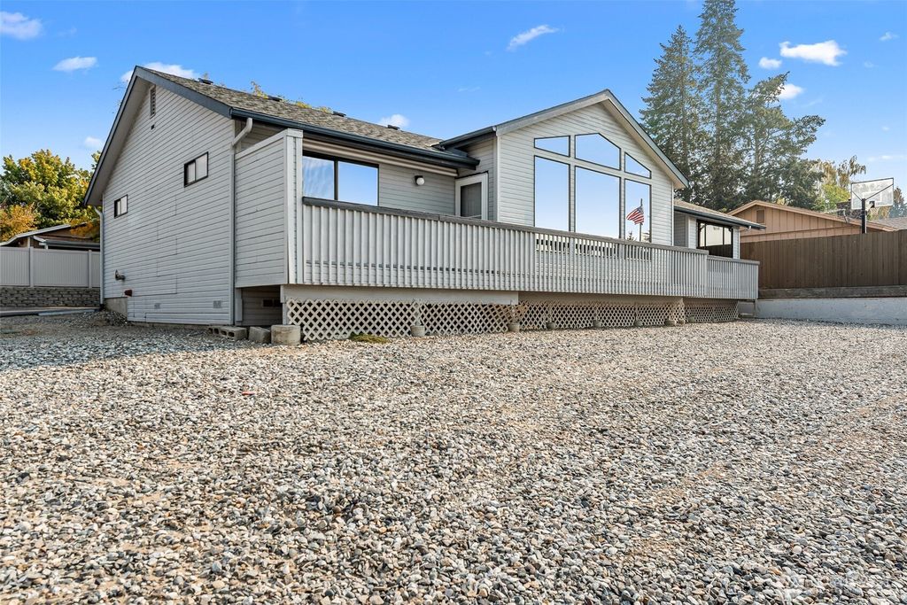 Photo of 326 Goldcrest Street, East Wenatchee, WA 98802 (MLS # 2461010)