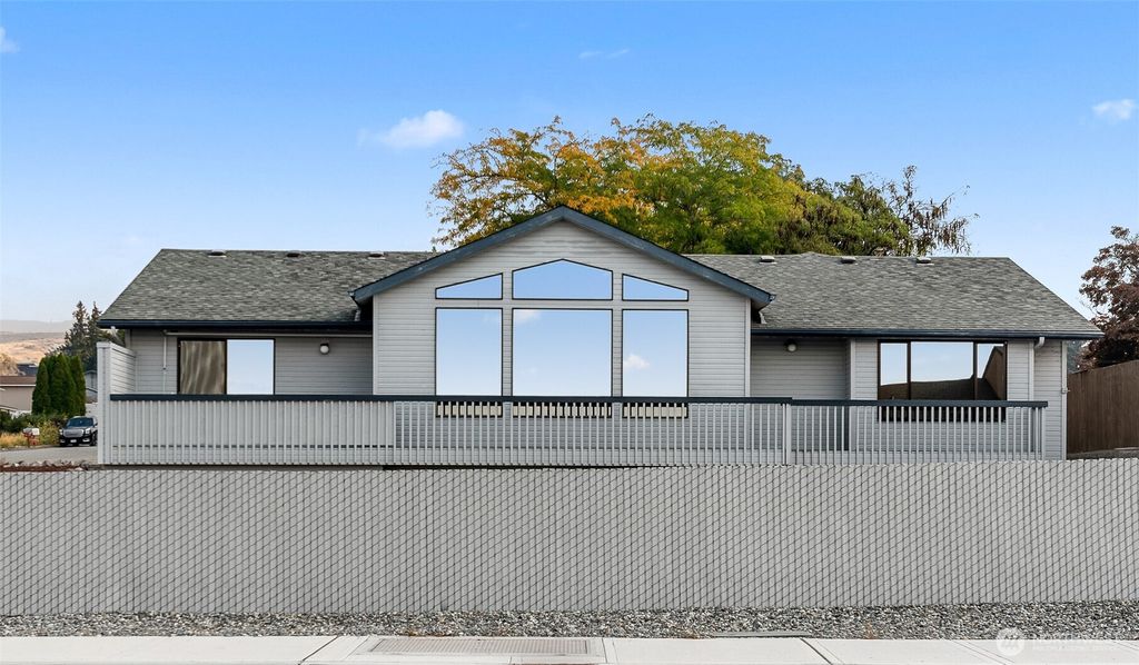 Photo of 326 Goldcrest Street, East Wenatchee, WA 98802 (MLS # 2461010)