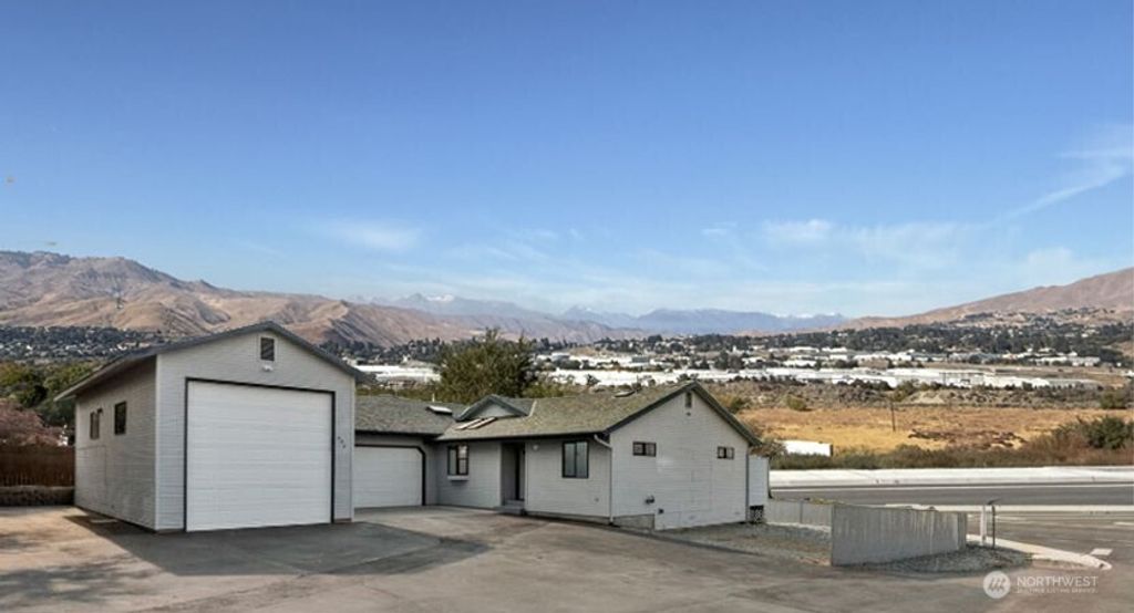 Photo of 326 Goldcrest Street, East Wenatchee, WA 98802 (MLS # 2461010)