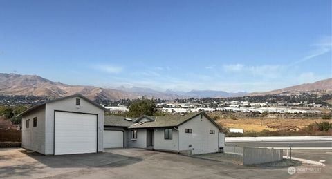 Photo of 326 Goldcrest Street, East Wenatchee, WA 98802 (MLS # 2461010)