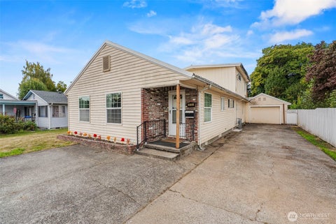 Photo of 2535 30th Avenue, Longview, WA 98632 (MLS # 2588587)