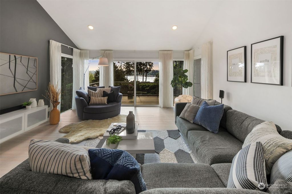 Photo of 1102 205th Avenue NE, Sammamish, WA 98074 (MLS # 2231819)