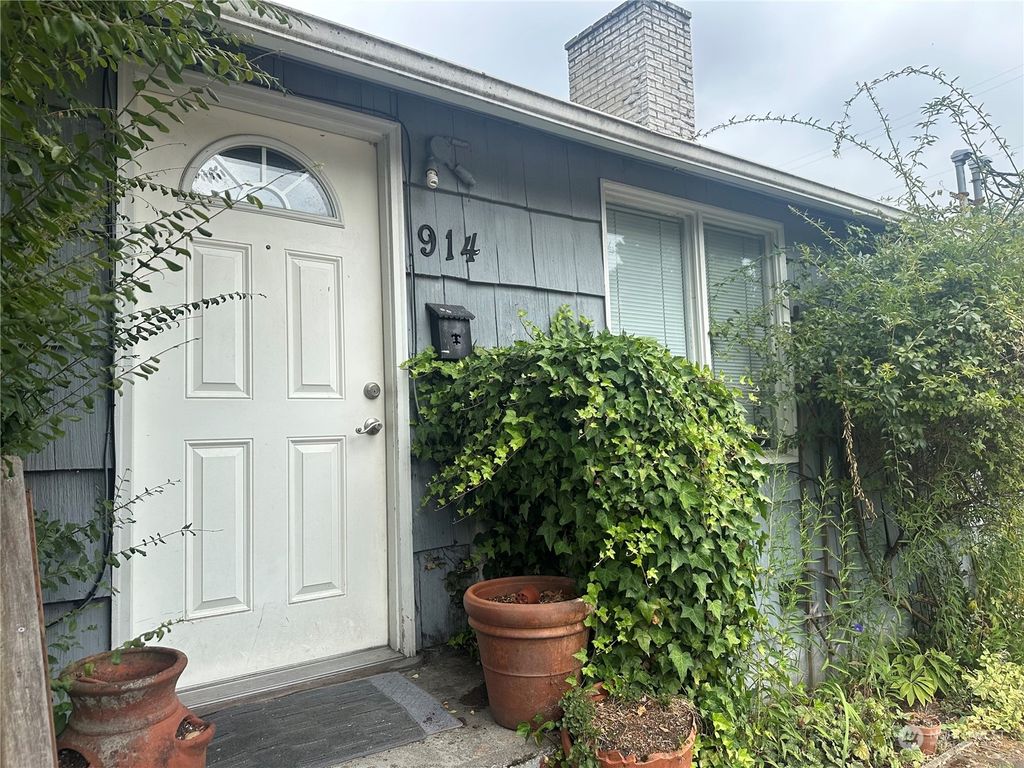 Photo of 914 15th Avenue, Seattle, WA 98122 (MLS # 2290596)