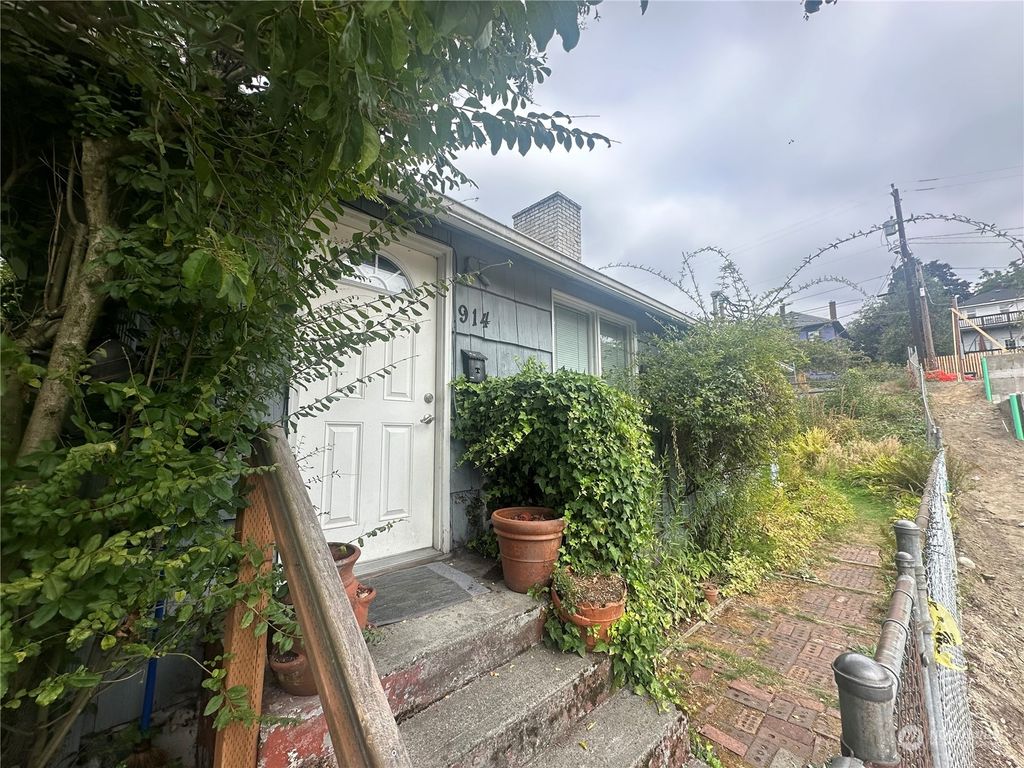 Photo of 914 15th Avenue, Seattle, WA 98122 (MLS # 2290596)