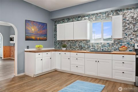 Photo of 1118 W Wishkah Street, Aberdeen, WA 98520 (MLS # 2374221)