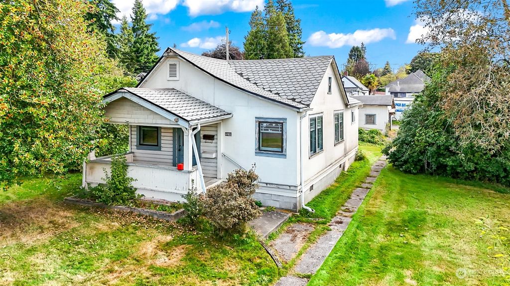 Photo of 2215 Chestnut Street, Everett, WA 98201 (MLS # 2294509)