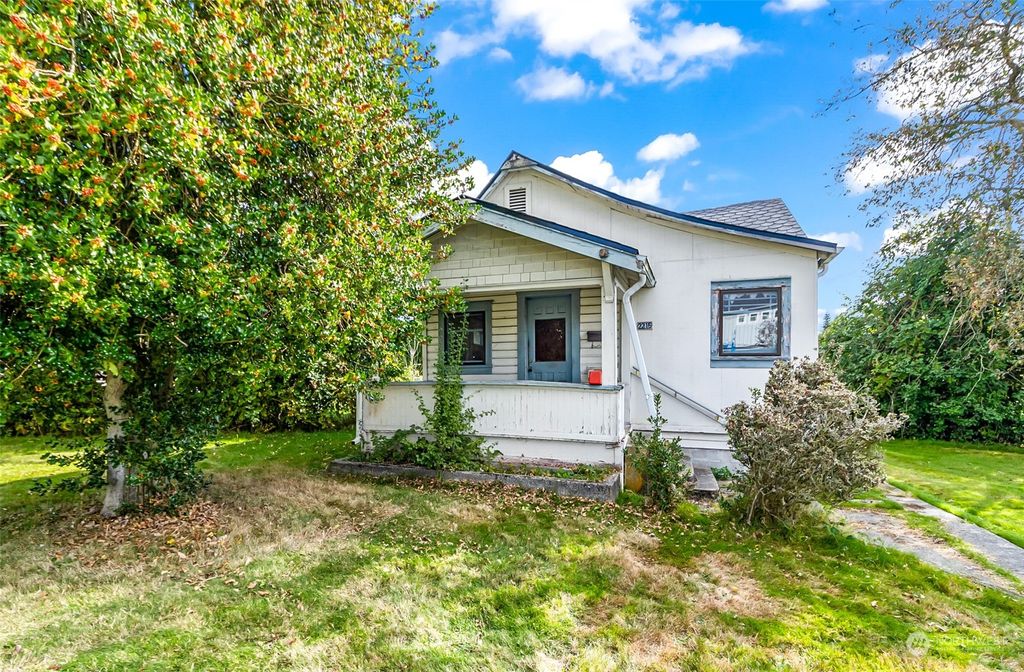 Photo of 2215 Chestnut Street, Everett, WA 98201 (MLS # 2294509)