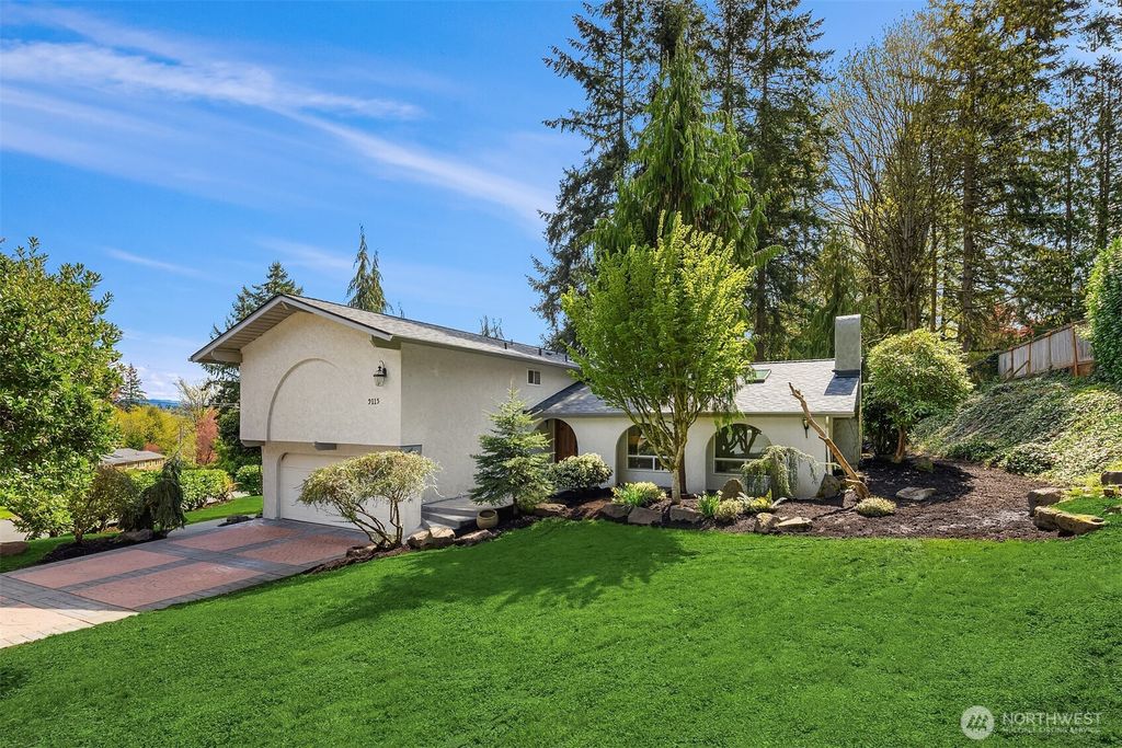 Photo of 9115 SE 72nd Place, Mercer Island, WA 98040 (MLS # 2478112)