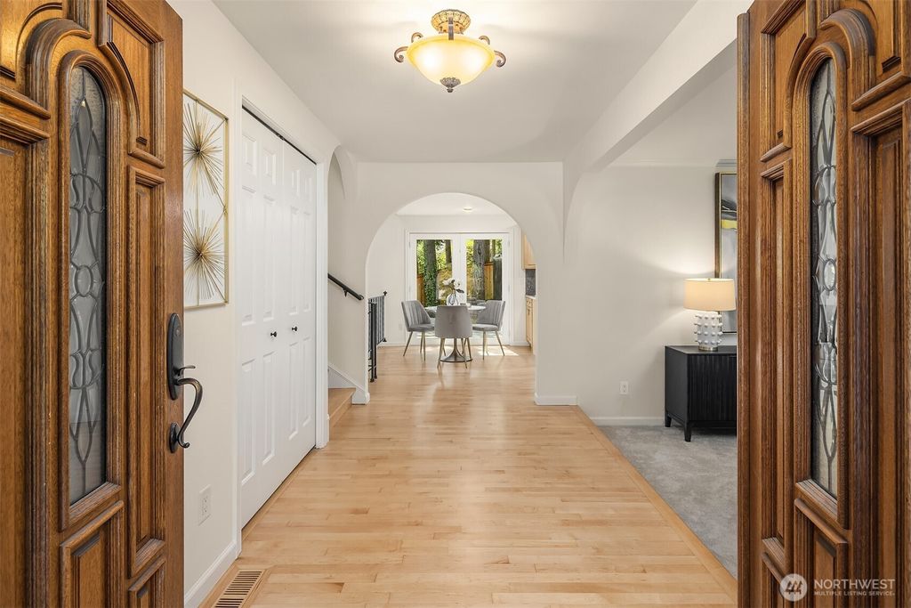 Photo of 9115 SE 72nd Place, Mercer Island, WA 98040 (MLS # 2478112)