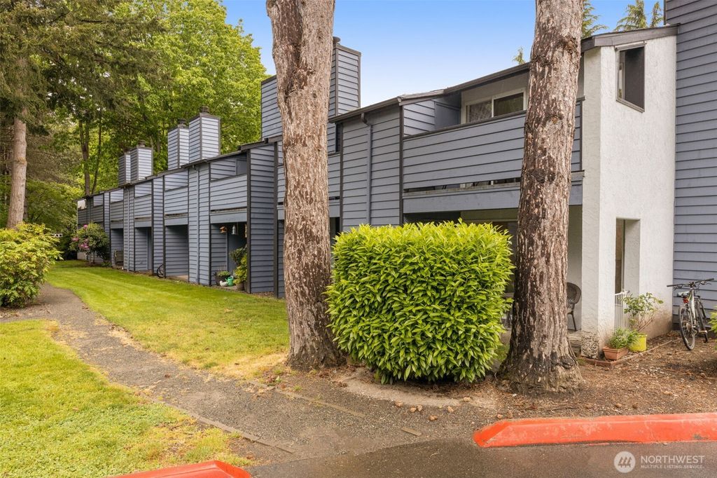 Photo of 280 Newport Wy NW WAY NW #B15, Issaquah, WA 98027 (MLS # 2525552)