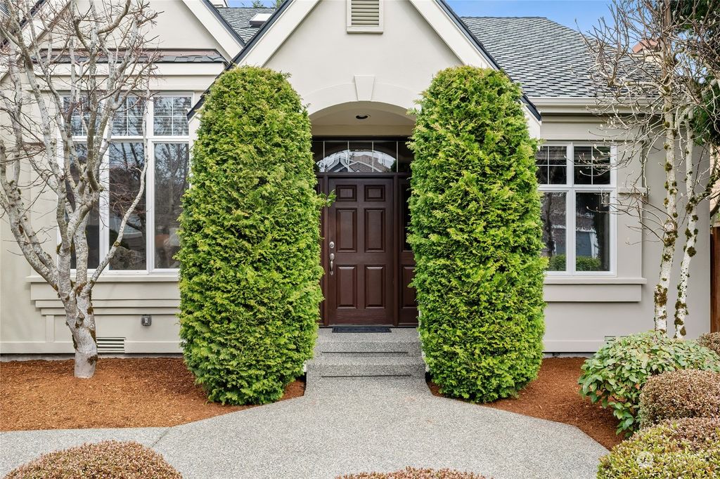 Photo of 20636 NE 25th Court, Sammamish, WA 98074 (MLS # 2043883)