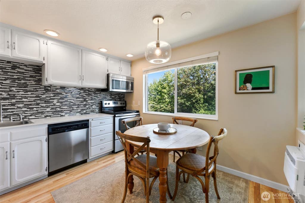 Photo of 610 Aloha Street #302, Seattle, WA 98109 (MLS # 2570958)