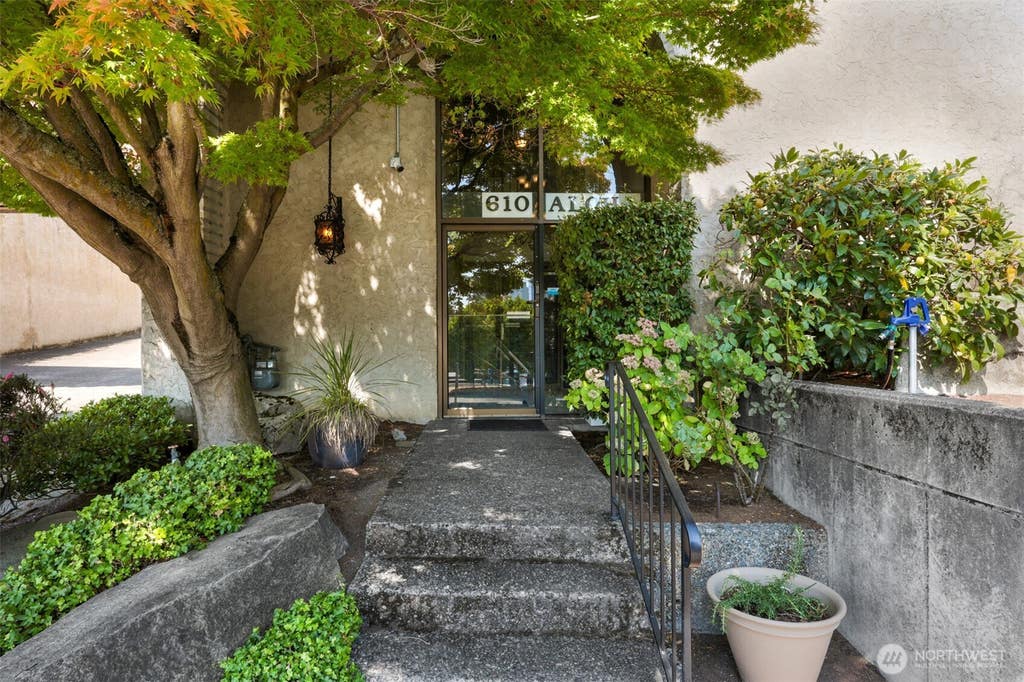 Photo of 610 Aloha Street #302, Seattle, WA 98109 (MLS # 2570958)