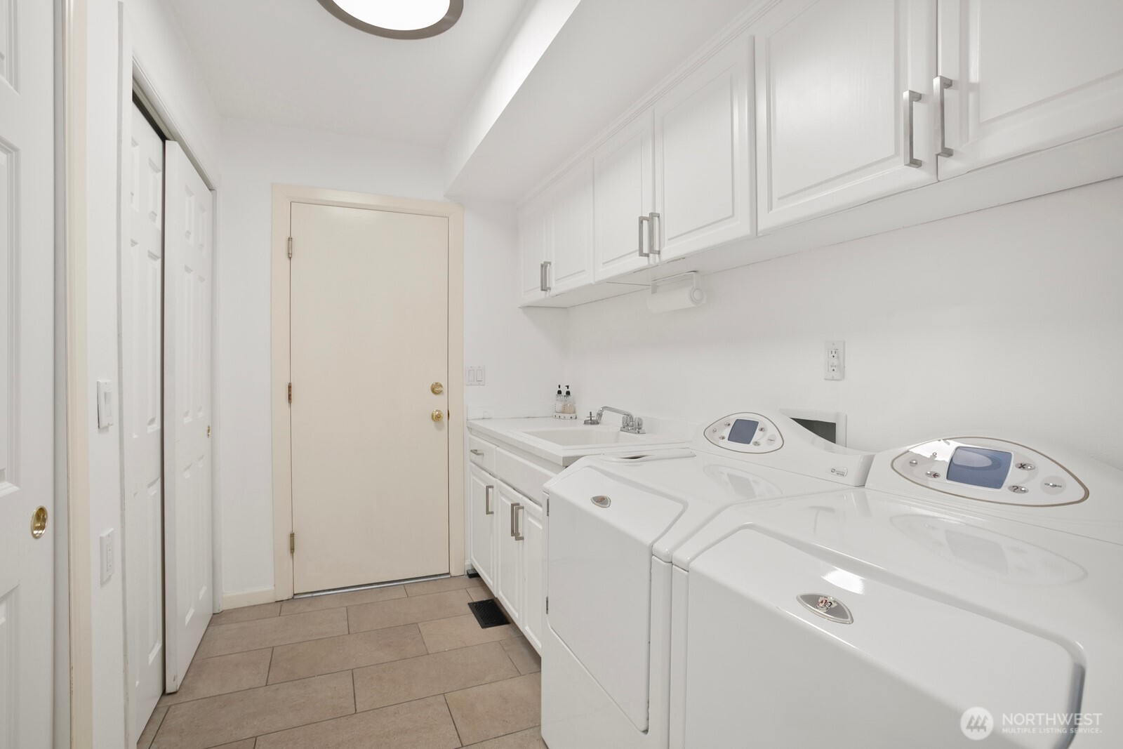 Issaquah, Washington, 98027, United States, 4 Bedrooms Bedrooms, ,3 BathroomsBathrooms,Residential,Active,2036026