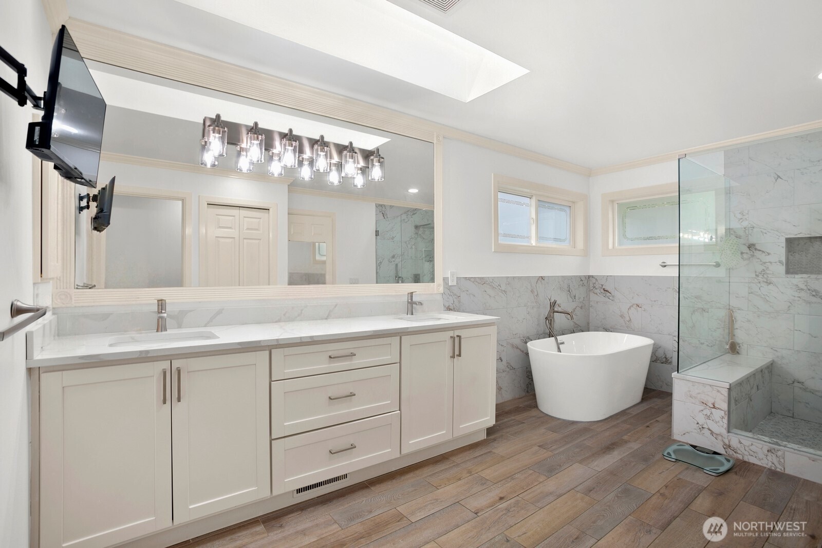 Issaquah, Washington, 98027, United States, 4 Bedrooms Bedrooms, ,3 BathroomsBathrooms,Residential,Active,2036026