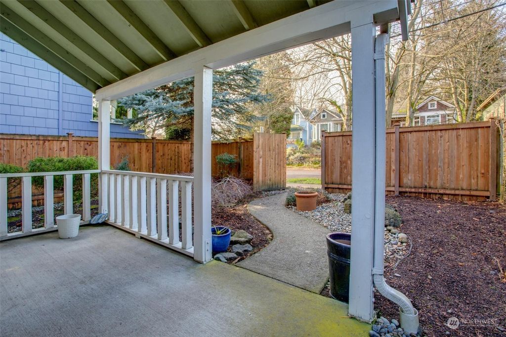 Photo of 822 20th Avenue, Seattle, WA 98122 (MLS # 2226327)