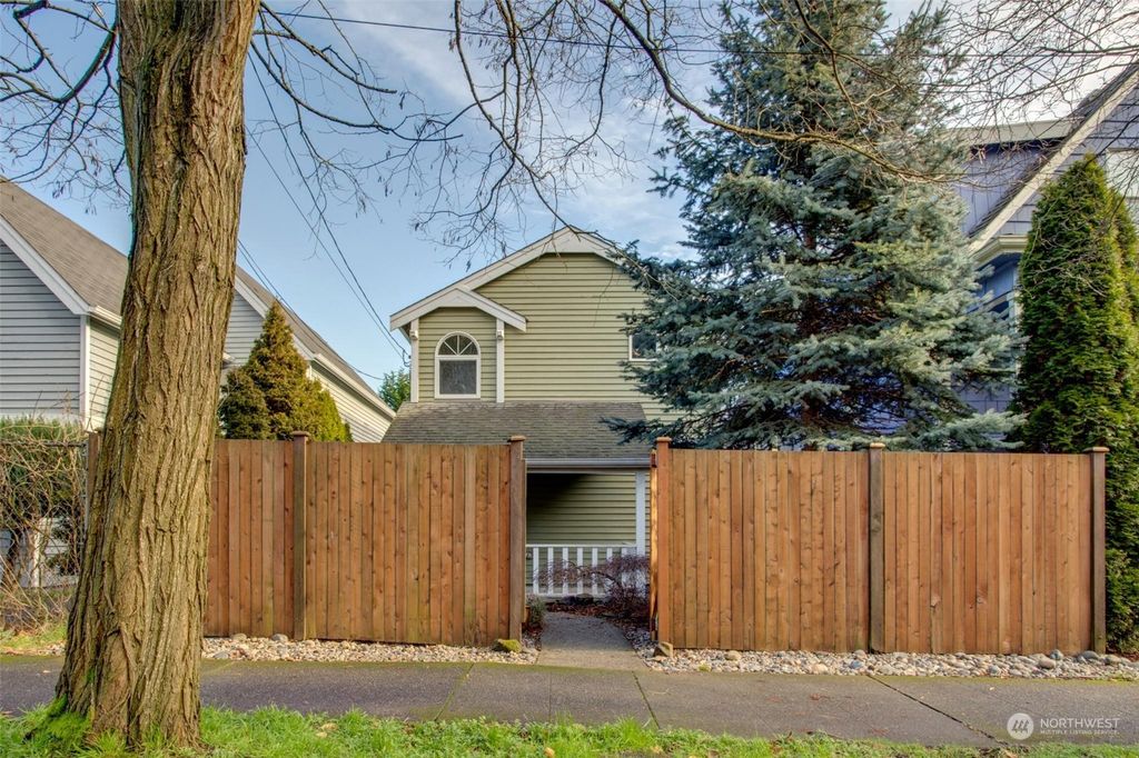 Photo of 822 20th Avenue, Seattle, WA 98122 (MLS # 2226327)