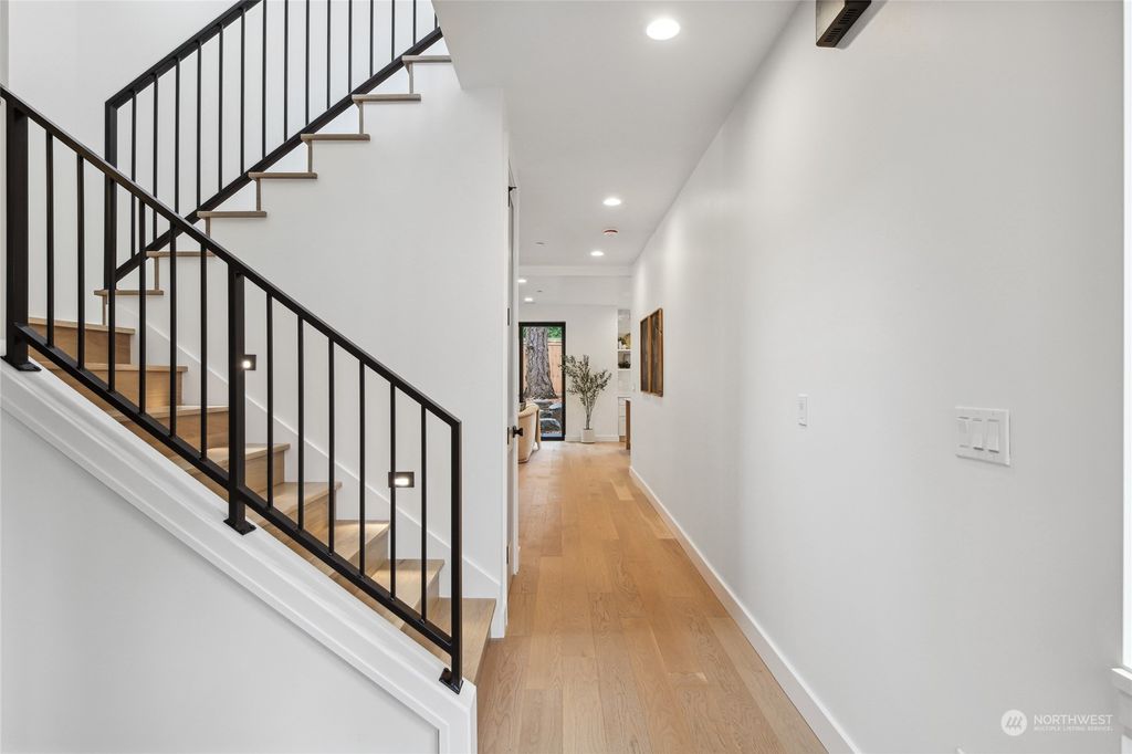 Photo of 7021 127th Avenue NE, Kirkland, WA 98033 (MLS # 2320334)