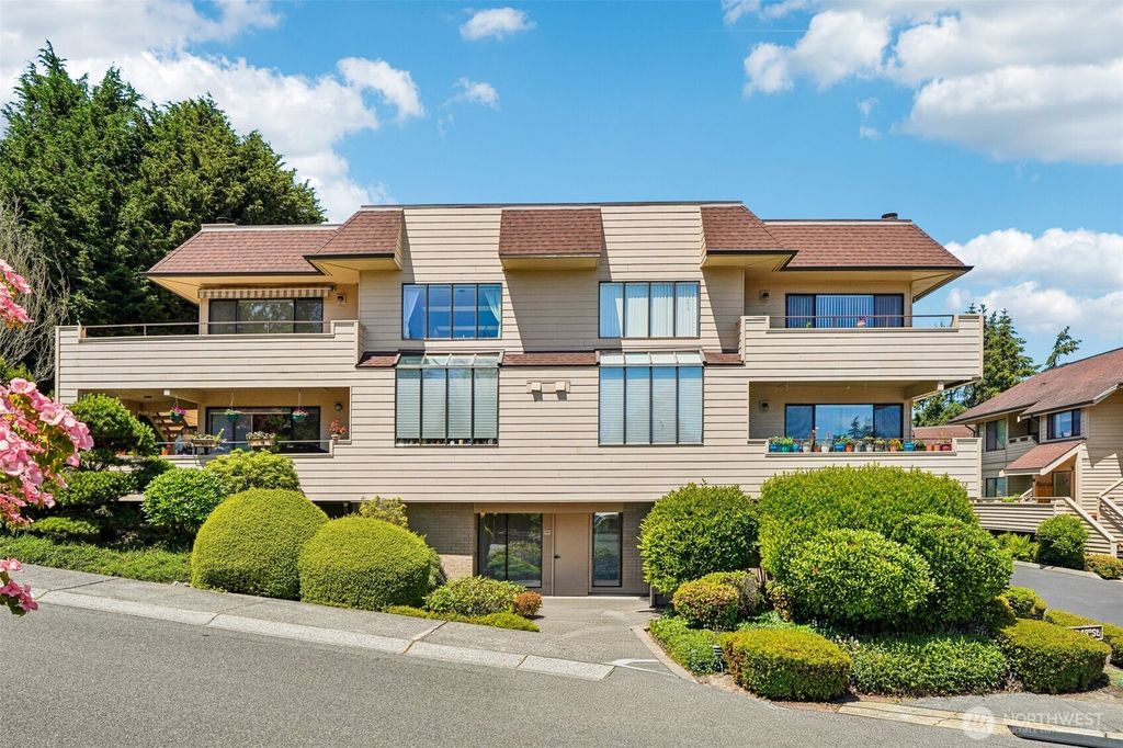 Photo of 910 S 248th Street #4, Des Moines, WA 98198 (MLS # 2541203)