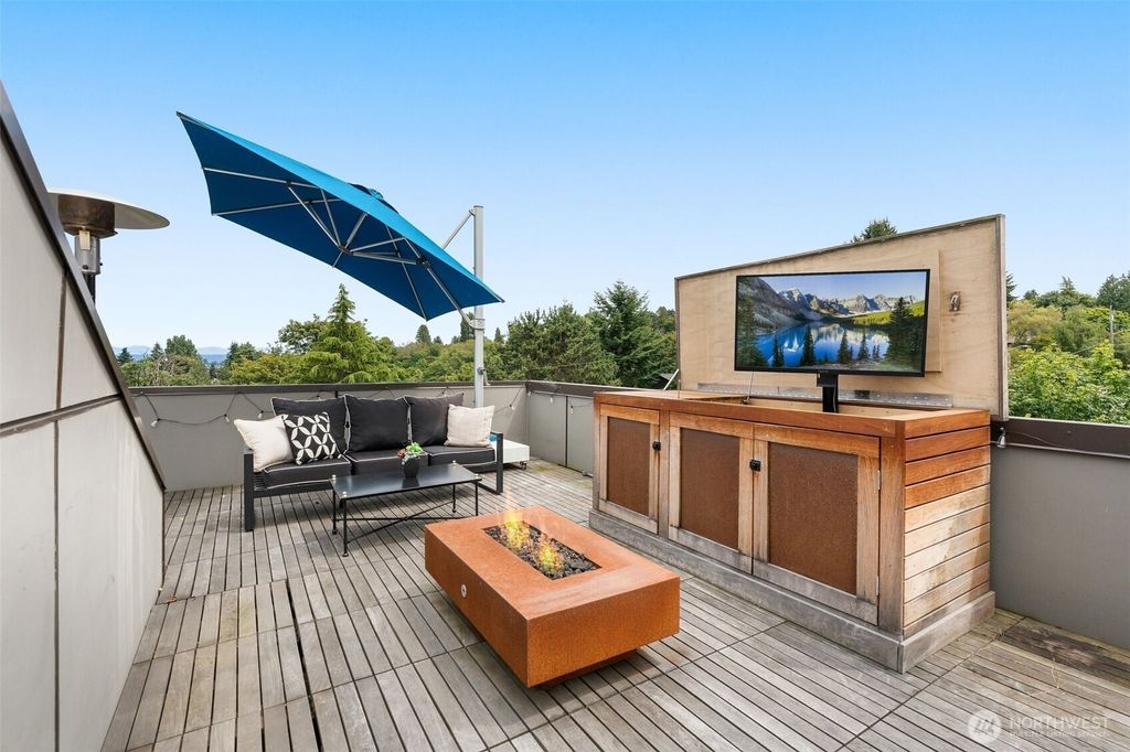 Photo of 402 W Fulton Street, Seattle, WA 98119 (MLS # 2387050)