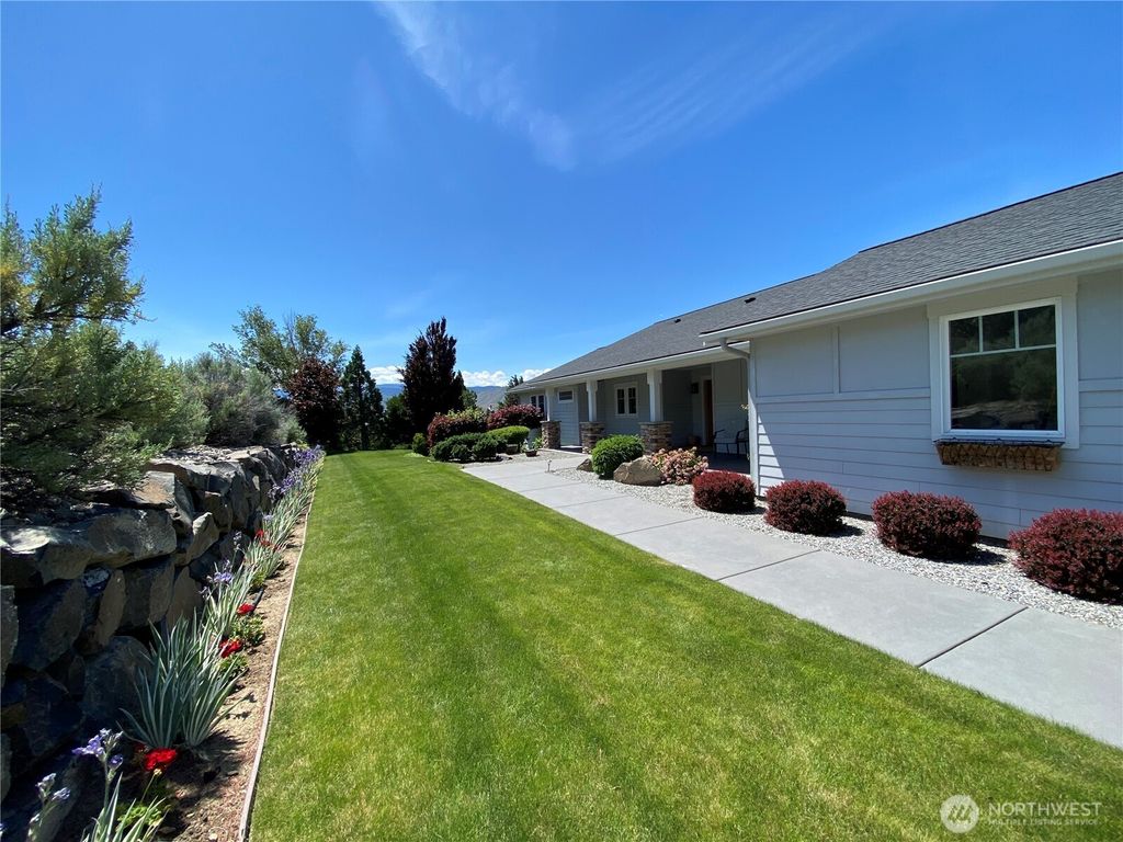 Photo of 139 Rolling Hills Lane, Wenatchee, WA 98801 (MLS # 2521968)