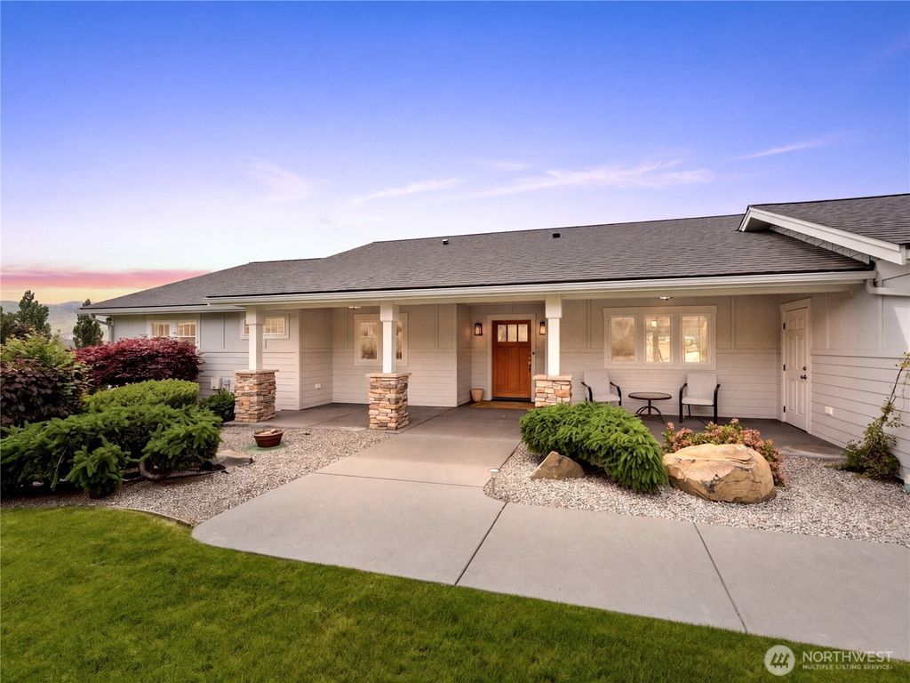 Photo of 139 Rolling Hills Lane, Wenatchee, WA 98801 (MLS # 2521968)