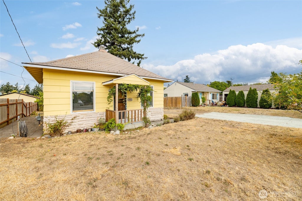 Photo of 1442 E Whidbey Avenue, Oak Harbor, WA 98277 (MLS # 2577922)