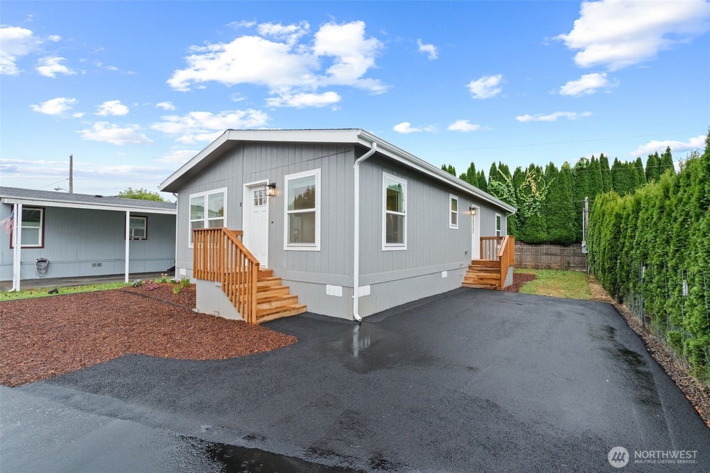 Photo of 1635 West Side Highway #8, Kelso, WA 98626 (MLS # 2580446)