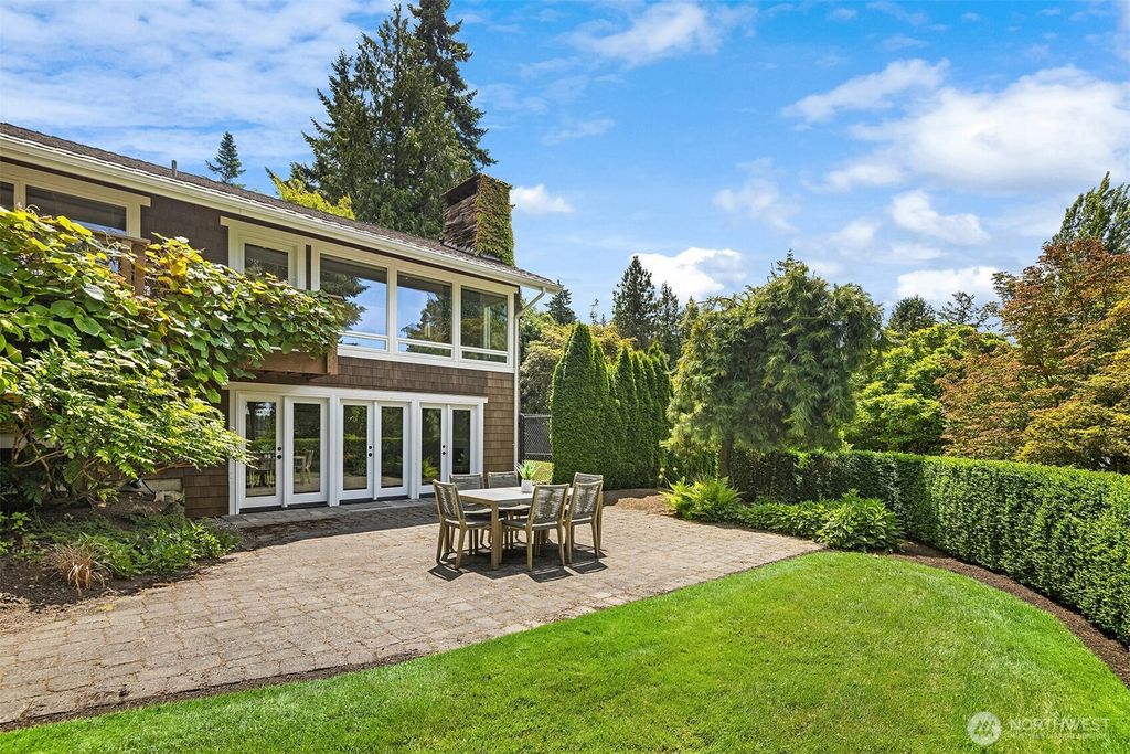 Photo of 8 Shore Lane, Mercer Island, WA 98040 (MLS # 2395884)