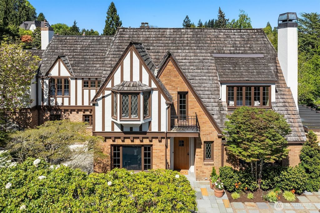 Photo of 4870 NE 39th Street, Seattle, WA 98105 (MLS # 2359657)