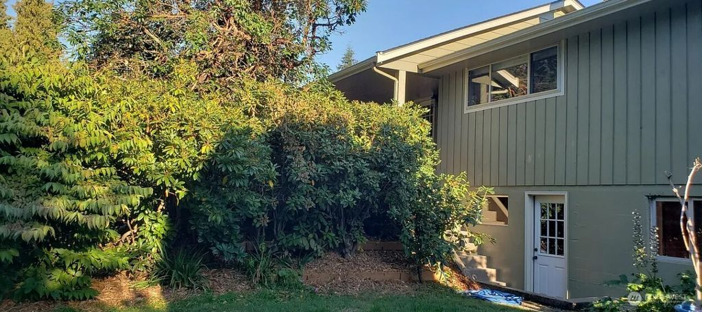 Photo of 1323 E Fir Street, Mount Vernon, WA 98273 (MLS # 2472494)