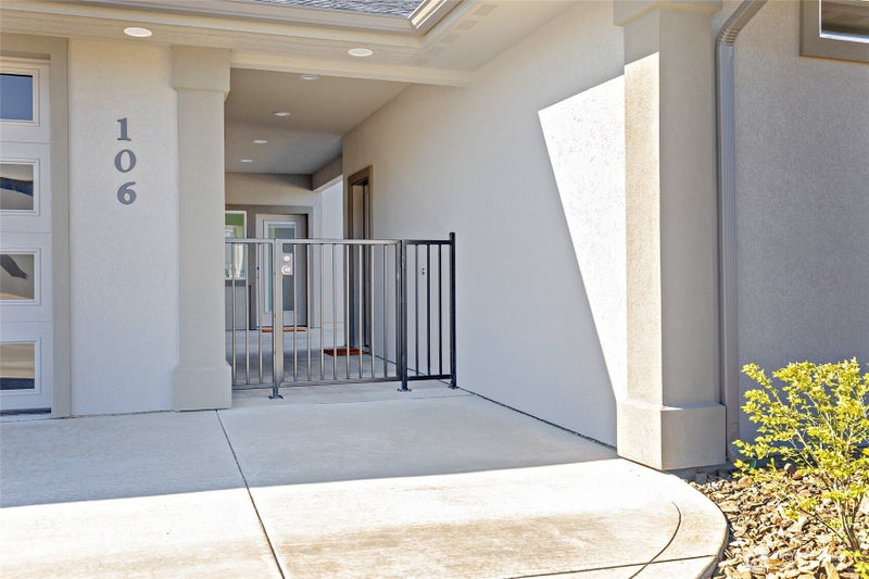 106 E Chinook Road