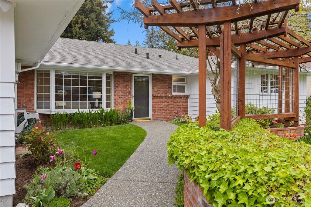 Photo of 320 NW 202nd Street, Shoreline, WA 98177 (MLS # 2514502)