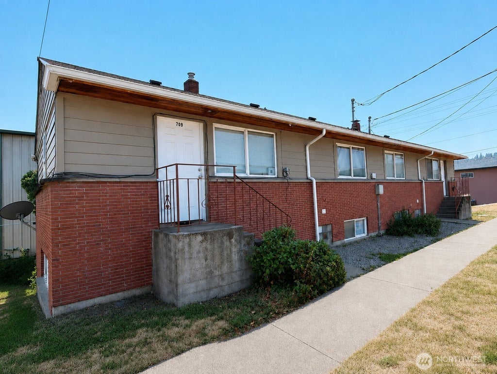 Photo of 701 S Kenyon Street, Seattle, WA 98108 (MLS # 2566617)
